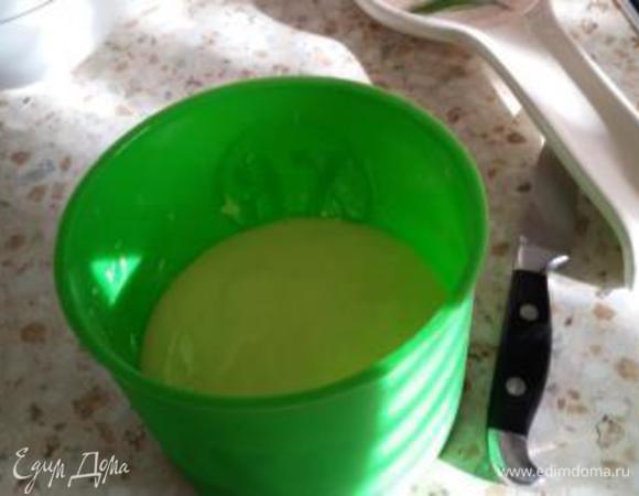 Выкладываем наше тесто в форму и выпекаем бисквит 25-30 минут.