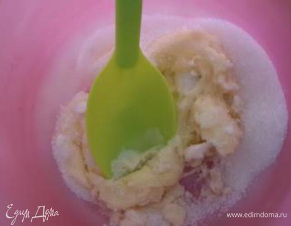 Займёмся тестом песочным? Поехали) Масло перетрём с сахаром. Все ингредиенты смешаем и в конце добавим ледяную воду. Замесим тесто и отправим в холод на часик.