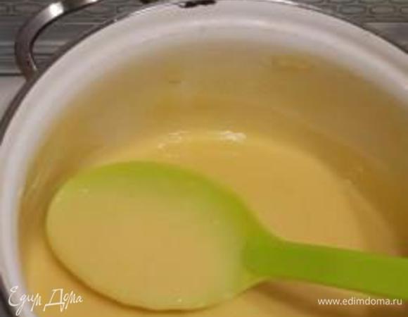 Варим крем) В молоко добавим цедру апельсина и лимона (этот момент я не указала в ингредиентах) и доводим до кипения. Желтки взбиваем с сахаром, добавляем сок и муку. Затем аккуратно добавляем кипящее молоко в яичную массу и начинаем быстро-быстро перемешивать. Потом возвращаем крем на плиту и варим до загустения минут 7.