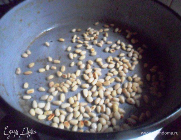 Кедровые орешки обжарить на сухой сковороде. Снять с огня, отставить.