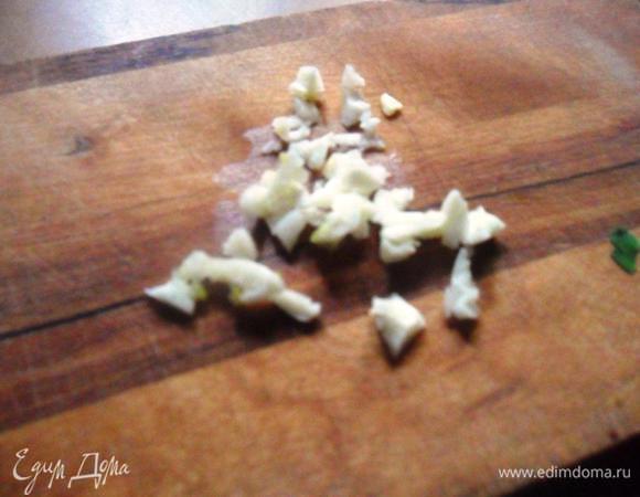 Чеснок очистить, мелко нарубить.
Вымытый и обсушенный укроп нарубить.
Пармезан натереть на тёрке.
С тунца слить жидкость, размять рыбу вилкой.