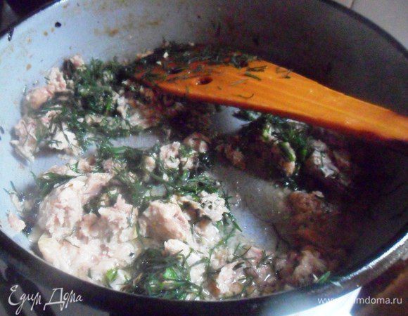 В сковороде разогреть растительное масло и обжарить на нём чеснок. Добавить тунца, укроп,  лимонный сок и потушить.