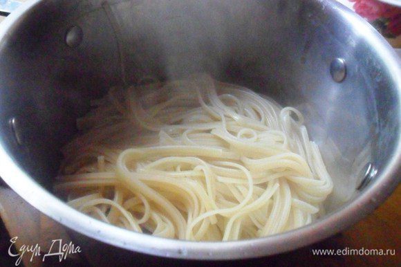 Спагетти сварить в кипящей подсоленной воде до состояни "аль денте". Слить.