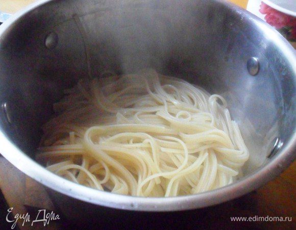 Спагетти сварить в кипящей подсоленной воде до состояни "аль денте". Слить.
