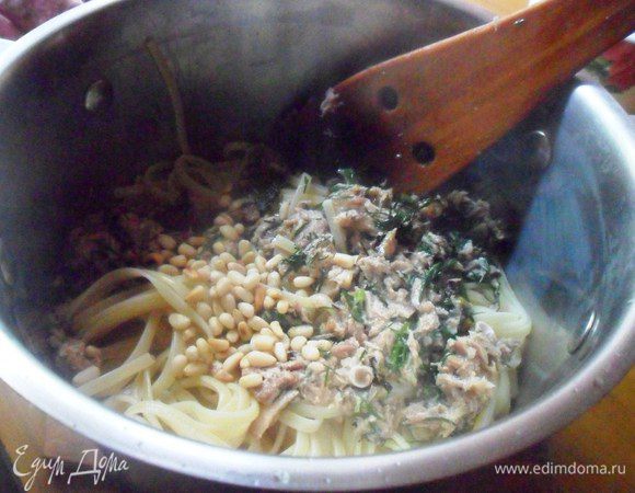 Горячие спагетти перемешать с тунцом, орешками и пармезаном.