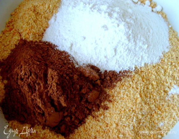 Печенье измельчить в блендере или пропустить через мясорубку. Смешать с пудрой и какао.