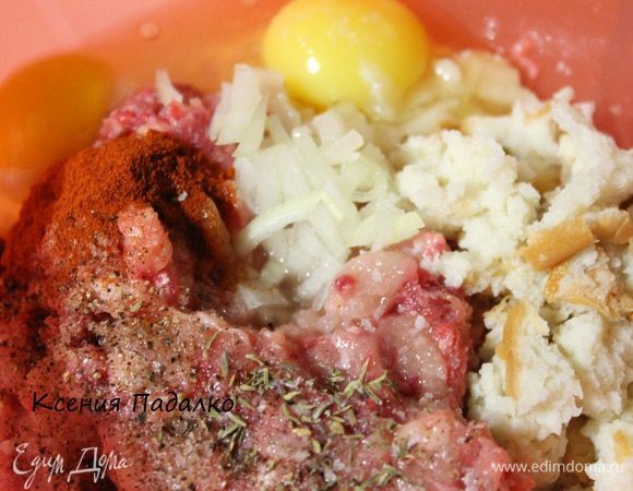 У меня был курино-говяжий фарш, к нему добавляем мелко рубленный лук, чеснок, приправы, два размоченных в воде ломтика батона. Хорошо все вместе перемешиваем и даем отдохнуть 10 минут.
Для ножек говядину нарезать тонкими пластинками, а потом полосками.
