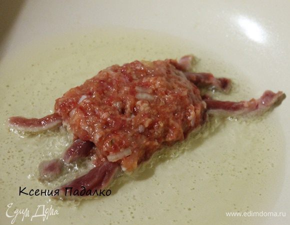 Сверху всей этой конструкции, кладем еще небольшую лепешку из фарша, слегка прижимая ее пальцами. Далее поддеваем получившуюся котлету с "ножками" лопаткой и переносим на сковороду, с заранее разогретым в ней маслом и выпрямляем или закругляем "ножки" с помощью лопатки или вилки. Обжаривать с двух  сторон до золотистого цвета.