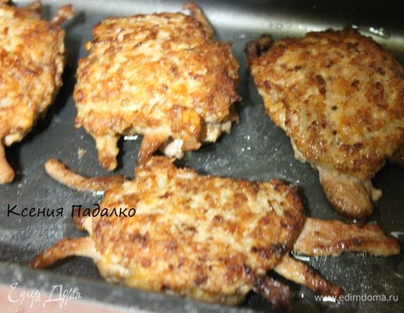 Обжаренные котлеты складываем в форму для запекания. Наливаем 100 мл. воды, и отправляем в заранее разогретую до 190 градусов духовку на 15-20 минут.