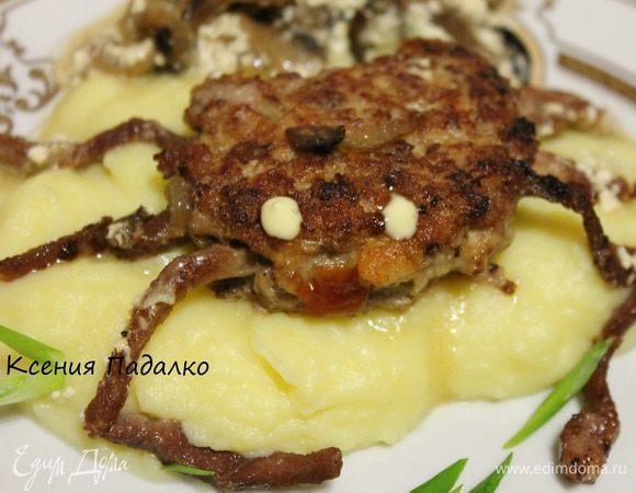 Подаем с картофельным пюре, сделав глазки из майонеза, а ротик из кетчупа. Приятного аппетита и хорошего настроения!!!