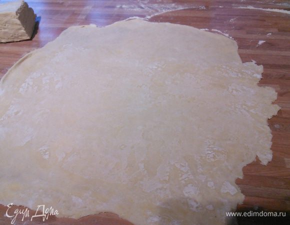 Выход теста точно не знаю, но где-то около 500—600 грамм разделить на 4 части. Тонко раскатывать на посыпанной мукой поверхности.