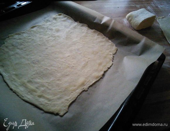 Переложить на противень, покрытый пекарской бумагой.