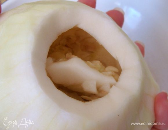 Почистить их и вынуть серединку с семечками.