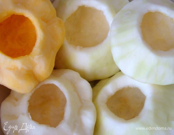 Патиссоны обмазать внутри и снаружи маслом от вяленых помидорок.