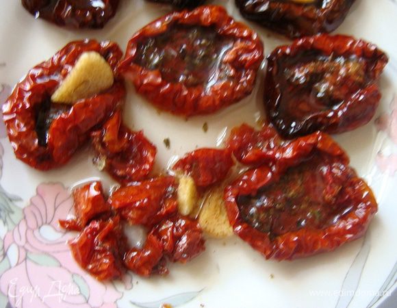 Вяленые помидорки мелко порезать.
