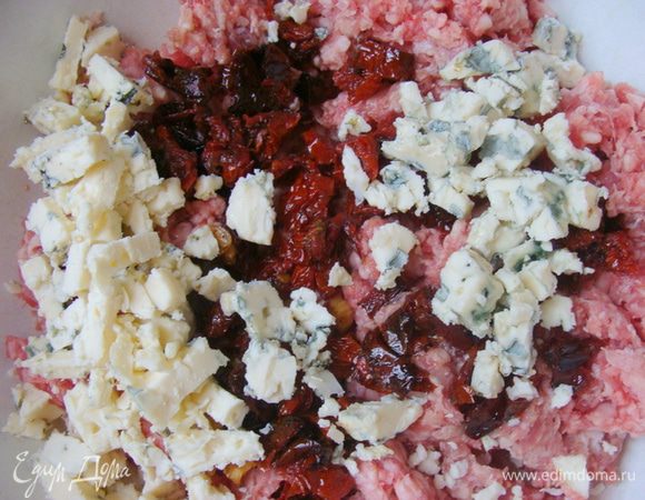 Сыр тоже порезать мелко или покрошить и смешать все с фаршем.