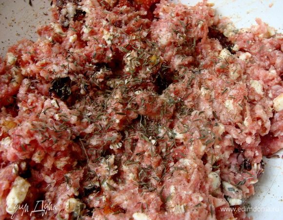 Добавить немного соли, смесь перцев из мельнички и тимьян.