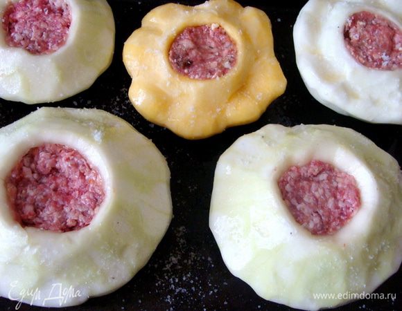 Наваршировать патиссоны.
Выложить в форму, накрыть фольгой. Запекать до готовности. Время зависит от размера патиссонов. Я запекала 40 минут при 160*, потом открыла фольгу и подсушила их еще несколько минут.