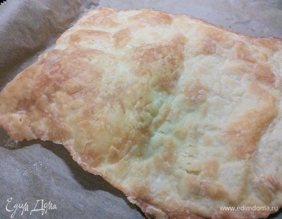 Выпекать коржи в предварительно разогретой до 180° духовке около 15—20 минут. До золотистой корочки. Коржи при выпечке раздуваются. 
