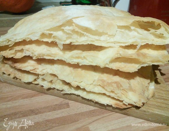 Вот какая "сумасшедшая")))  слоистость у коржей! Коржи обрезать по краям, чтобы были ровными. Идеальный разрез получится вряд ли, но он и не нужен. 