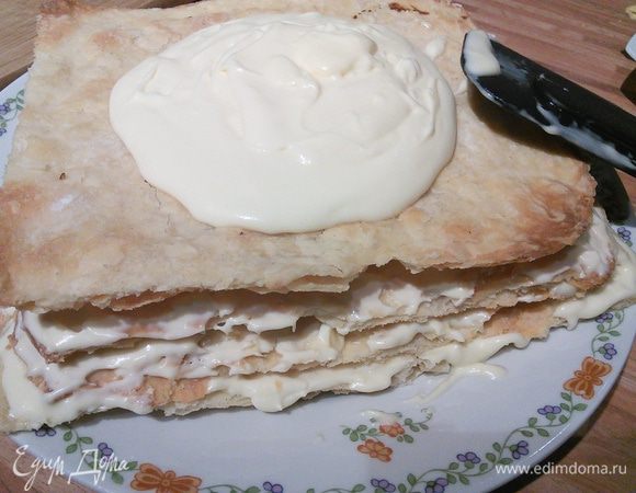 С кремом все очень просто: масло комнатной температуры взбиваем с ванильным до пышности, тонкой стружкой добавляем сгущенное молоко, постоянно взбиваем. Крем ставим в холодильник на 2 часа, чтоб он загустеет до консистенции майонеза. Смазываем каждый корж и верх. 