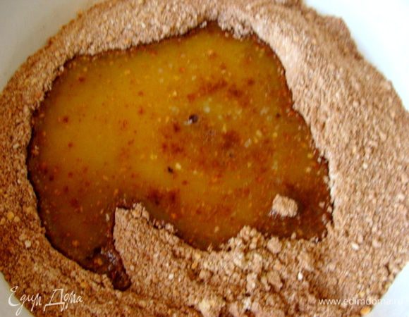 Добавить растопленное масло.