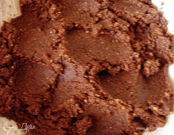 Очень хорошо перемешать. По мере надобности можно добавить чуточку растительного масла для мягкости. Еще добавила несколько ложек молока, т.чтобы все крошечки хорошо пропитались.