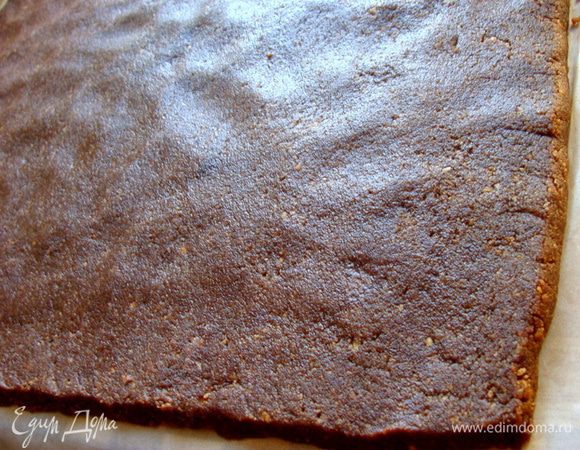 Выложить на пергамент слой толщиной 5мм. Охладить немного в морозилке, только совсем чуть чуть. а то потом рулет потрескается при скручивании!