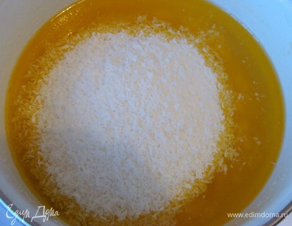  Снять с огня. Добавить кокосовую стружку и пудру.