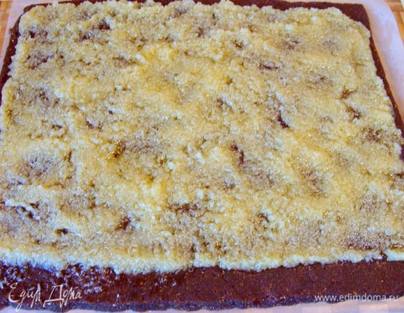 Перемешать, подождать пока остынет и выложить на основу, оставив небольшой зазор.