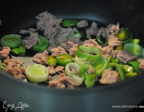 Затем добавить тунец в банке. Перемешать с луком-пореем.
