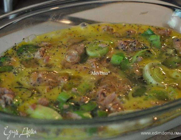 Разогреть духовку на 180 гр. Переложить тунец и лук-порей в жаропрочное блюдо. Залить яйцами,слегка взбитыми. Посолить и поперчить и поставить в духовку на 10-15 мин. или как схватится яйцо.