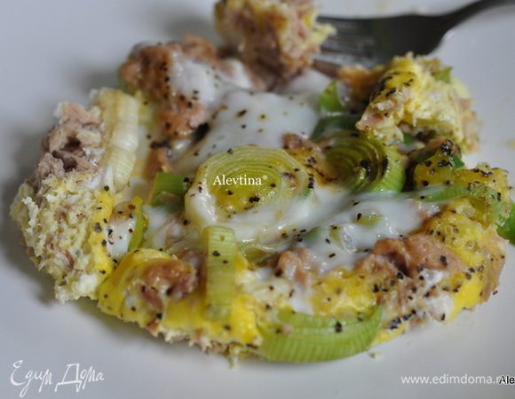 Достанем из духовки, разделим блюдо на 2 порции. Подаем тут же. Приятного аппетита.