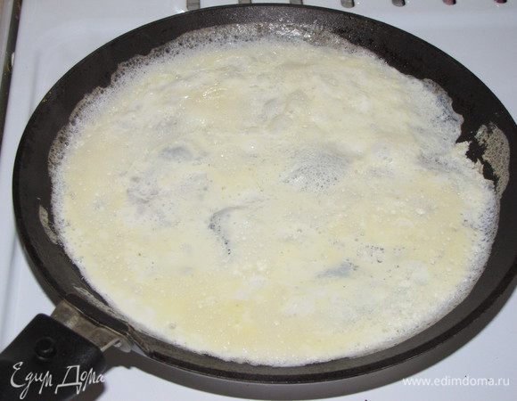 Для омлета смешать яйца с водой и щепоткой соли. Хорошенько взбить венчиком. Из полученной яичной меси приготовить тонкие омлеты. Переложить на тарелку и остудить.