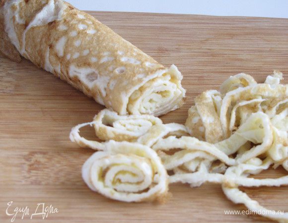 Затем скатать рулетом и нарезать тонкими полосками поперек. Отложить в сторону.