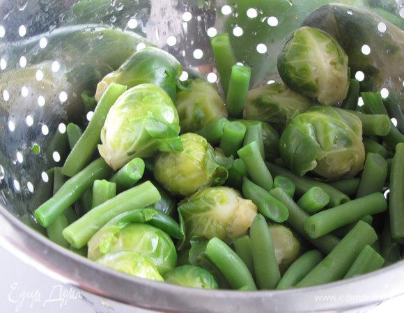 Отварить брюссельскую капусту в кипящей подсоленной воде 6 минут. В той же воде сварить фасоль 4-5 минут.