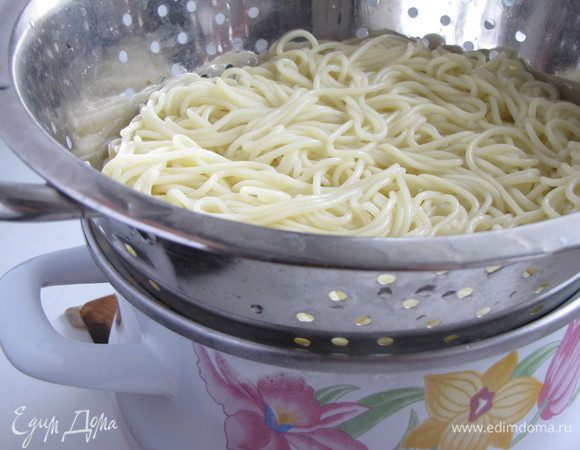 Отварить лапшу, следуя инструкции на упаковке. Откинуть на дуршлаг и промыть холодной водой.