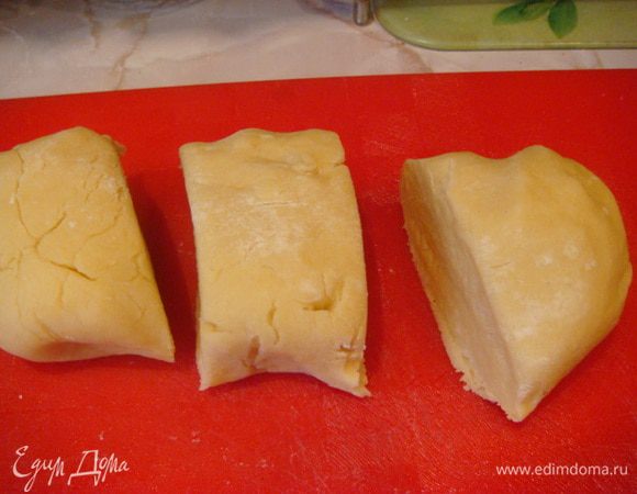 Тесто разделить на 3 части.