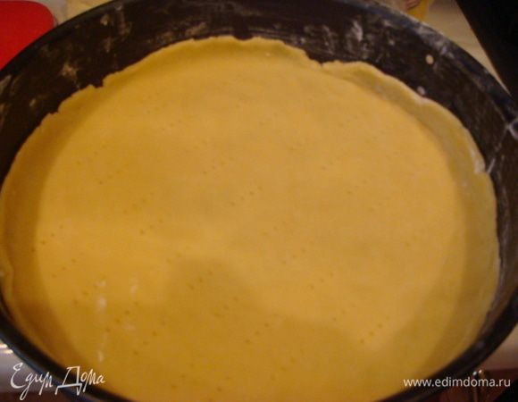 Из 1 части, раскатать и в форму(26см.)с бортиками,наколоть вилкой и выпекать в разогретую духовку при 180 гр. ,15 мин.