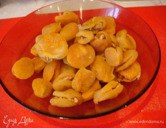 Курагу помыть и залить кипятком на 3 минуты,воду слить.
Грецкие орехи ,ядро разделить на 4 части.начинить курагу.
ВНИМАНИЕ:если курага или чернослив крупные,тесто делите примерно на 35-34частей и можно по пол грец.ореха положить!