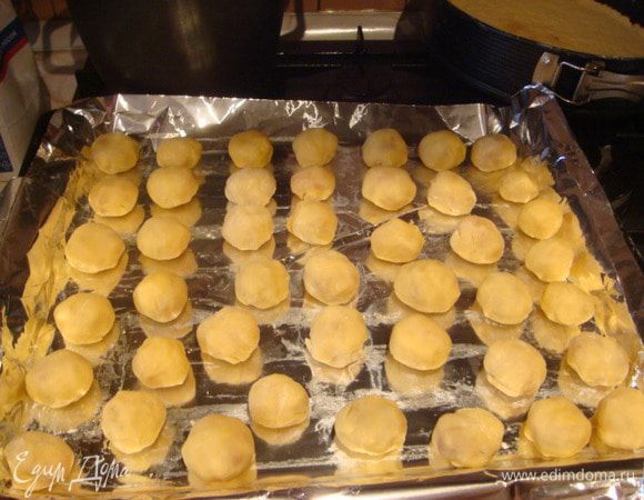 На противень (бумаг)фольгу помазать маслом и выпекать при 180 гр. 15-20 мин.,не передержать,только до светло желтого цвета.