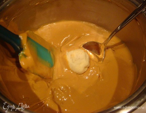 Крем:в холодное молоко +яйцо+сахар+муку,все перемешать венчиком и на огонь,проварить до загустения примерно 7 минут,выключить ,остужать не прекращая помешивать ,через 10 минут +сл.масло+коньяк,это все для эластичности и аромата+варен.сгущенку банку и перемешать,крем получается густой.