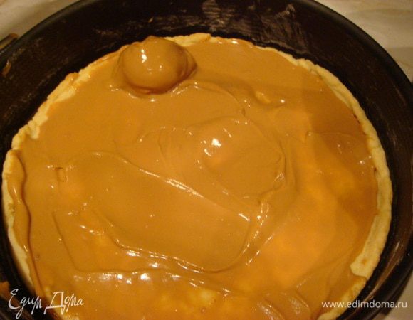 Каждый колобок в крем .
Корж промазать кремом и выкладываем колобки.