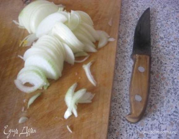 Лук нарезать тонкими полукольцами.