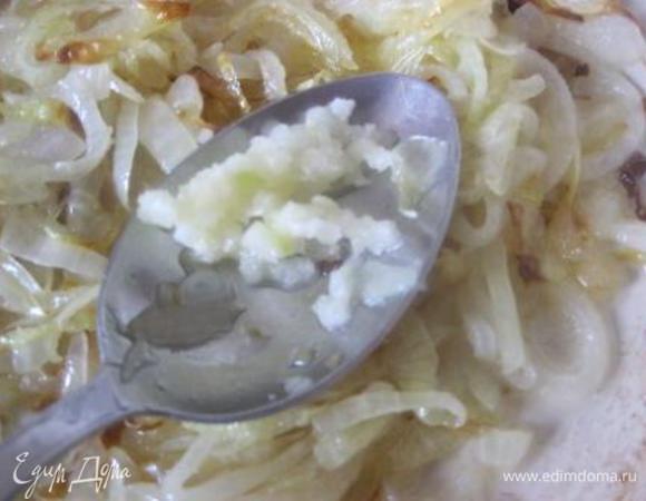 Добавить чеснок - можно продавить через чеснокодавилку , я так делала в первый раз, во второй раз я нарезала тонкими пластинами  так получилось, как по мне, повкуснее.
Посолить, поперчить по вкусу.