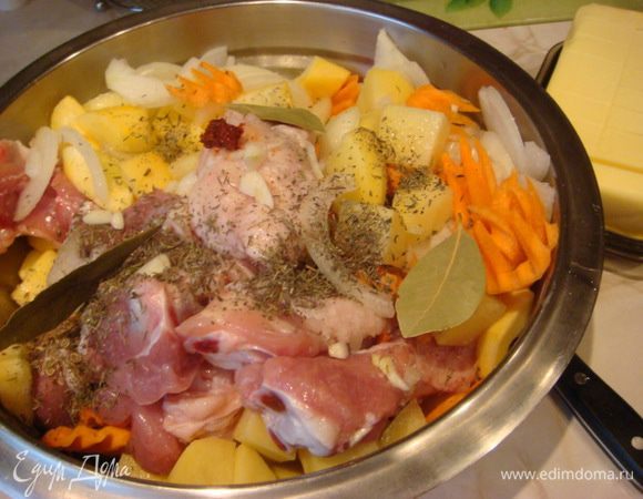 Все нарезать ,не мелко+ соль+специи по вкусу+аджику 1 ч.л.без верха, дает необыкновенный аромат и вкус к любому блюду,помешать. 