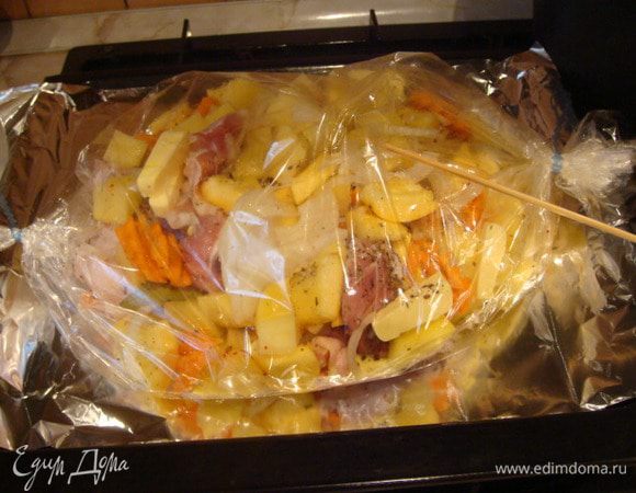 отправляем все в рукав,и потом сверху сл.масло,для вкуса,сверху обязательно делаем наколы 3-4 или кончиком ножа.