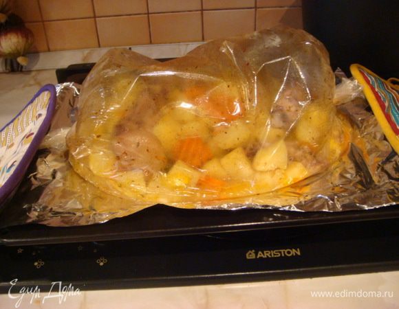 В разогретую духовку на 40-45 мин.
Во время готовки я 2 раза встряхиваю пакет,что бы все перемешалось.