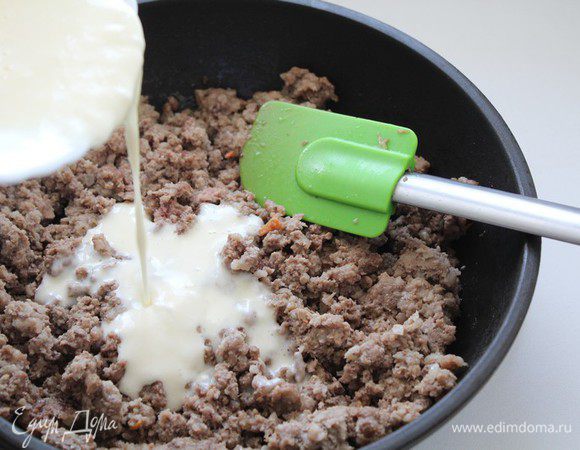 Яйцо слегка взбиваем венчиком, смешиваем со сметаной, добавляем в фарш. Посолить, поперчить и всё хорошо перемешать.
