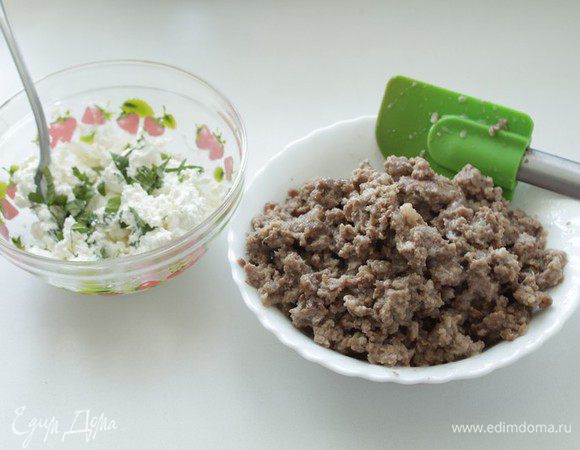 Фету крошим, добавляем нарубленную зелень и перемешиваем.